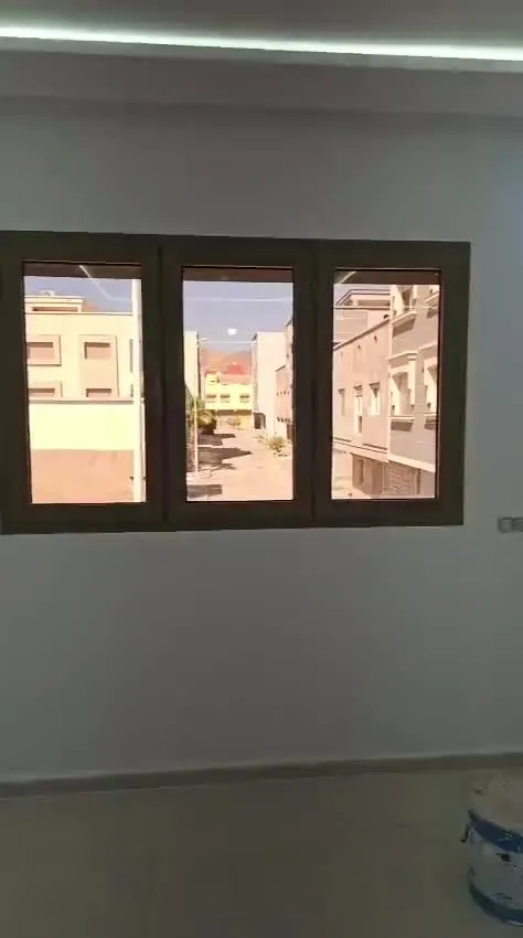 فيديو: فتح نافذة من الألمنيوم