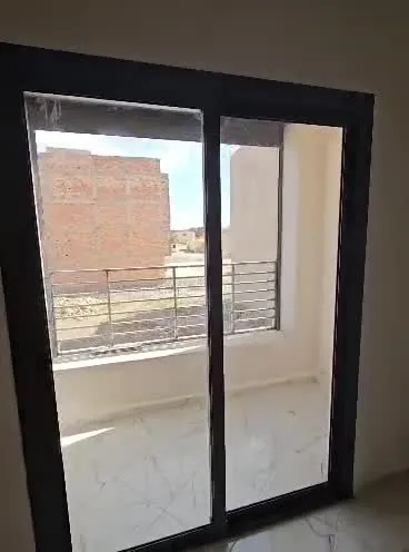 فيديو: واجهة منزلقة من الألمنيوم