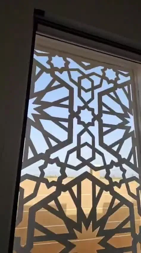 فيديو: لوح زخرفي مفرغ يُفتح