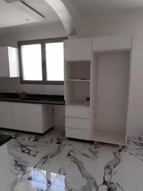 فيديو: جولة في مطبخ منجز